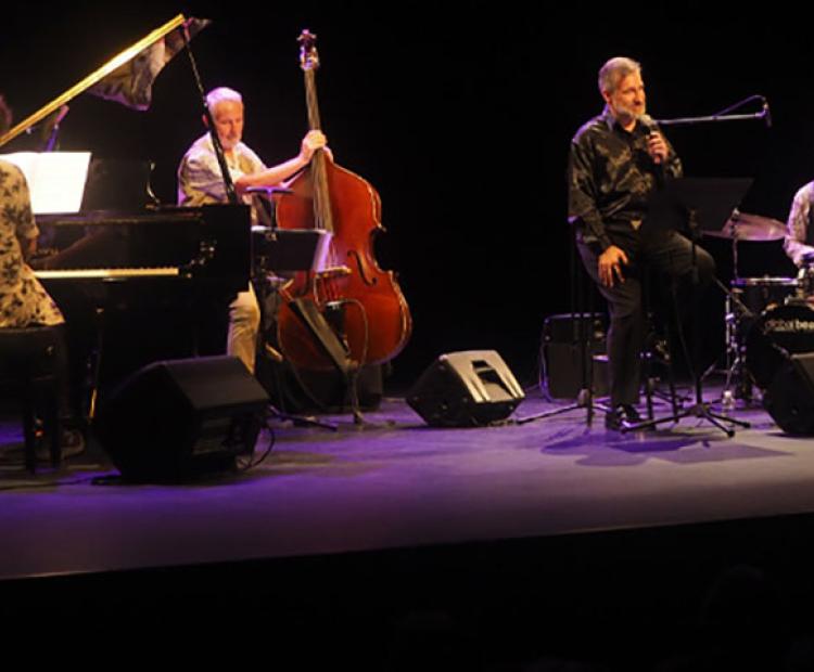 Homeanaje a Serrat